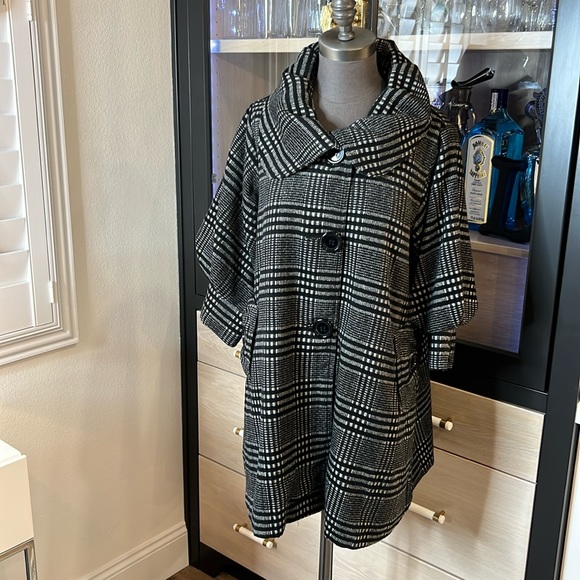 Anthropologie Hazel black & Gray Plaid Swing Coat Sz Medium BIG buttons ¾ sleeve - Picture 1 of 17